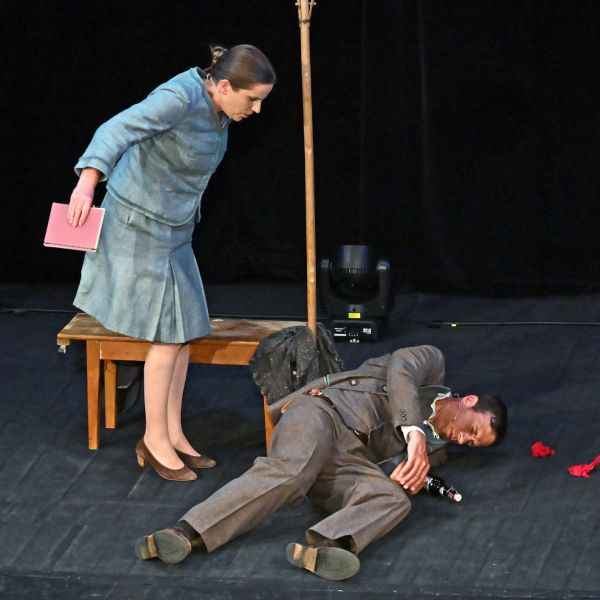 RÜCKBLICK – schön&gut: Unter freiem Himmel
Ein lauer Sommerabend im Stadttheater Olten: Das Publikum lacht, schmunzelt und erkennt sich zuweilen wieder. Auf der Bühne entfaltet sich eine gehobene Blödelei – eine liebevolle Persiflage auf die Eigenheiten der Schweizer Dorfpolitik. Zwischen Tradition und Technik soll die Dorfbuche gefällt werden, wie es die lebendige Tradition Schweizer Volksgutes vorsieht – doch dieses Mal nicht real, sondern als KI-animiertes 3D-Hologramm, so zumindest der Vorschlag der Dorfschreiberin. So lebt das Schweizer Volksgut weiter: mit Augenzwinkern, Herz und einem Schuss Zukunft.
„Lieber auf dem hohen Ross als auf dem falschen Pferd.“
https://www.kabarett.ch/event/schoengut-unter-freiem-himmel/
Zum vollständigen Rückblick: https://www.kabarett.ch/event/schoengut-unter-freiem-himmel/