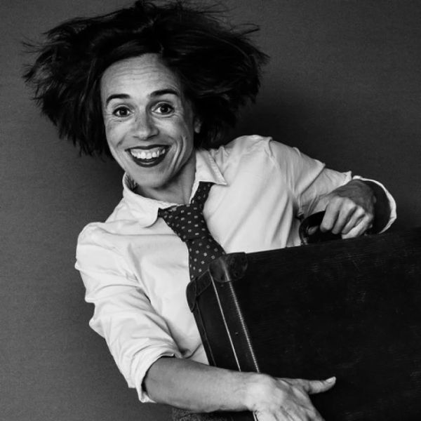 Judith Bach als CLAIRE: Streuselkuchen – ein Stück für alle
9. Mai, 20:00 Uhr, Schwager Theater Olten
Tickets sind bereits ausverkauft!
Claire Alleene, verkörpert von der Berlinerin Judith Bach, stolpert über das Tagebuch ihrer heissgeliebten Oma Fritz. Diese schildert einen erstaunlich lebendigen Alltag im Altersheim, in dem es für einen Schabernack nie zu spät ist.
judithbach.net