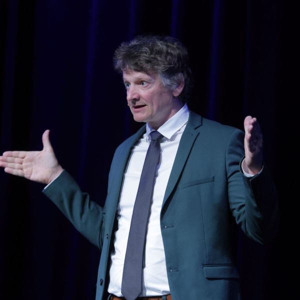 RÜCKBLICK – Christoph Simon: Auf Kurs
Adrett mit Krawatte und Anzug nahm Christoph Simon das Publikum in der Schützi mit zu einem Kreativkurs in einer stromlosen Alphütte. Als scharfsinniger, aktiv phlegmatischer Hüttenwart und Erzähler beobachtet er die Interaktionen der vier sehr unterschiedlichen Kursteilnehmer:innen und des Leiters, der den Kurs auf Kurs halten will.
Zum vollständigen Rückblick: https://www.kabarett.ch/event/christoph-simon-auf-kurs/
