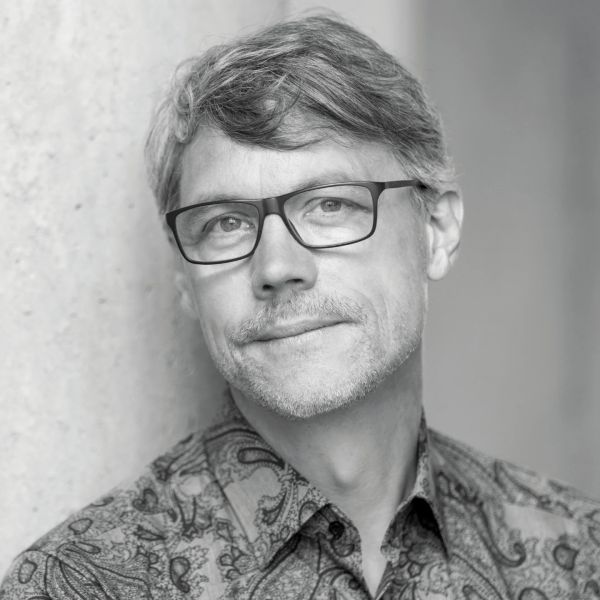 Christoph Sieber: Weitermachen!
9. Mai, 20:00 Uhr, Stadttheater Olten
Noch Tickets zu haben! https://www.kabarett.ch/event/christoph-sieber-weitermachen/
Christoph Sieber steht ein für Freiheit, Solidarität und Empathie. In einer Welt voller Katastrophen findet er es richtig, dass einer gegen diesen Irrsinn anspielt. Sein Motto: Die Hoffnung stirbt zuletzt. Am Ende siegt der Humor, Aufgeben ist keine Option.