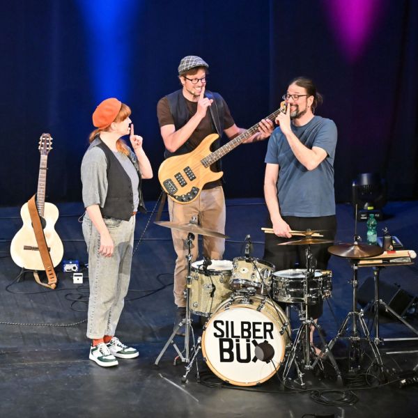 RÜCKBLICK – Silberbüx: Uf alli Fäll (Kinderprogramm)
Silberbüx sorgte für viel Stimmung: Musik, die ins Ohr geht, mit Texten mitten aus dem Kinderalltag.Die Kinder sangen und tanzten begeistert mit und verwandelten den Saal in ein Land der Fantasie.
Zum vollständigen Rückblick: https://www.kabarett.ch/event/silberbuex-uf-alli-faell-kinderprogramm/
