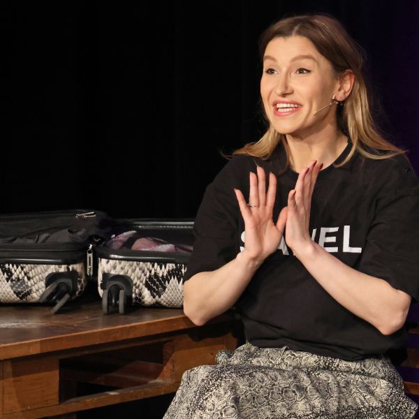 Mit „Trophäenraub“ begeisterte Malarina das Publikum an den Oltner Kabarett-Tagen im Theaterstudio mit scharfem Witz und pointierter Gesellschaftskritik. Zwischen Steuerfrust, Klassenunterschieden und Erbschaftsdebatten erzählte sie von Aufstiegsträumen, reichen Eliten und eigenen Widersprüchen. Ihre Mischung aus Selbstironie, politischem Kabarett und persönlichen Geschichten sorgte für viele Lacher und nachdenkliche Momente – ein Abend, der bissig unterhielt und zugleich den Blick auf soziale Ungleichheit schärfte.
„Mein persönlicher Stil ist typisch serbisch: immer ein bisschen zu viel und ein bisschen zu wenig zugleich.“
Zum vollständigen Rückblick: https://www.kabarett.ch/event/malarina-trophaeenraub/