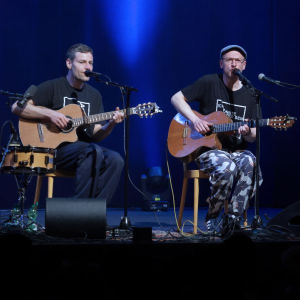 RÜCKBLICK – Kabarett-Brunch mit Simon & Jan
Trotz des sehr frühen Soundchecks um 7 Uhr überzeugten Simon & Jan das Oltner Publikum vom ersten Ton an und fühlten sich wie zuhause. Der Funke zu den beiden Musikern aus Oldenburg sprang vom ersten Moment. Dies wohl auch, da der Name ihrer Heimatstadt sehr nahe bei der Hauptstadt des Kabaretts liegt, nur das Olten sich mit „t“ schreibt und wir anstelle einer Burg ein Schloss in der Nähe haben… .
„Das grösste Problem unserer Zeit ist die ungleiche Verteilung von Hirn.“
Zum vollständigen Rückblick: https://www.kabarett.ch/event/kabarett-brunch-mit-simon-jan/