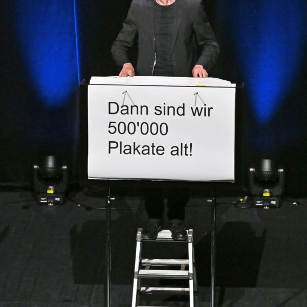 RÜCKBLICK – Ohne Rolf: Unter Druck
Stadttheater Olten gut besucht: das Duo OHNE ROLF plant seine Jubiläumsfeier: 1 Mio. Blätter – 2x 500’000. Aber wie geht feiern? Zwischen philosophischen Mini-Momenten, absurder Fehlkommunikation und stillem Chaos fragen sich Jonas & Christof: Gehören wir bald zum Altpapier?
Zum vollständigen Rückblick: https://www.kabarett.ch/event/ohne-rolf-unter-druck/