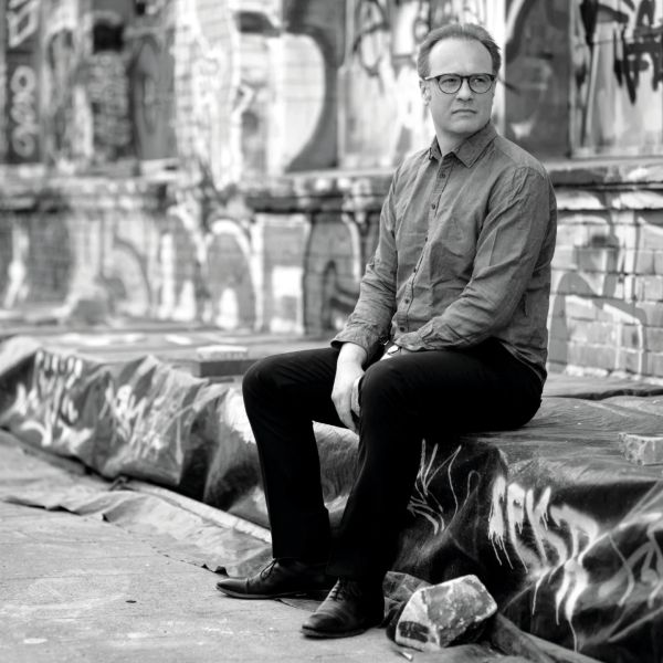 Wort-Akrobat René Sydow serviert am 1. Mai feinstes Kabarett. Im Stadttheater Olten beantwortet er ab 20 Uhr die Frage: Soll man sich in der aktuellen politischen Weltlage widersetzen oder einfach wieder setzen?
Jetzt ein Ticket buchen: https://www.kabarett.ch/event/rene-sydow-sie-duerfen-sich-wieder-setzen/
Zum Reinschnuppern wie René Sydow mit Worten und Gedanken jongliert:
https://www.youtube.com/watch?v=3gEJY6AdJSA
#RenéSydow #OKT #Olten #Oltnerkabaretttage #Kabarett #Satire #kabarettschweiz #Stadttheater #oltenentdecken