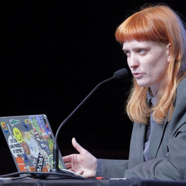 RÜCKBLICK – Kabarett meets Cartoon mit Petarde, dem Schweizer Satirekollektiv
Ein Format in dem Valerio Moser über ein veganes Cordon Bleu auslässt, Julia Kubik von „show and tell“ in einer Anwaltskanzlei mit einem goldenen Dosenöffner erzählt, Mirjam Schöb über den Monolith beim Schloss Liebegg berichtet und Ruedi Widmer Geschwindigkeit in alle Sprachen übersetzt gibt es wohl nicht an allen Tagen, sondern nur exklusiv an den Oltner Kabarett-Tagen.
Zum vollständigen Rückblick: https://www.kabarett.ch/event/kabarett-meets-cartoon-mit-mit-petarde-dem-schweizer-satirekollektiv/