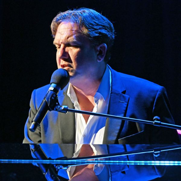 «Wissenschaftlich angehaucht» mit Matthias Brodowy und Morell Westermann
Im Stadttheater Olten trafen Matthias Brodowy und Morel Westermann auf Edgar, eine KI mit spitzer Zunge und schlechter Laune. Daraus entstand ein Abend zwischen Satire, Musik und Wissenschaft: über die unendlichen Weiten des Internets, die analoge Welt und die Frage, ob KI erst Energie frisst, um dann vielleicht nachhaltige Energie zu erfinden?
Zum vollständigen Rückblick: https://www.kabarett.ch/event/wissenschaftlich-angehaucht-mit-matthias-brodowy-und-morell-westermann/