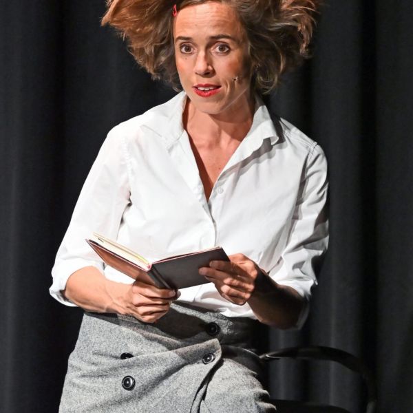 RÜCKBLICK – Judith Bach als CLAIRE: Streuselkuchen – ein Stück für alle
CLAIRE alias Judith Bach servierte mit «Streuselkuchen – ein Stück für alle» im ausverkauften Schwager Theater ein feinfühliges Chansonkabarett über Heimat, Vergänglichkeit und Neuanfänge. Die quirlige Berlinerin überraschte mit der Nachricht, dass sie Schweizerin werden wolle.
Zum vollständigen Rückblick: https://www.kabarett.ch/event/judith-bach-als-claire-streuselkuchen-ein-stueck-fuer-alle/