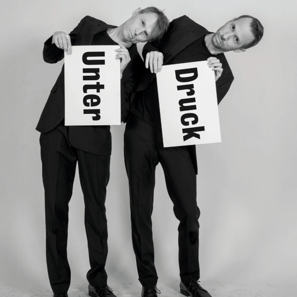 Ohne Rolf: Unter Druck
7. Mai, 20:00 Uhr, Stadttheater Olten
Tickets noch zu haben! https://www.kabarett.ch/event/ohne-rolf-unter-druck/
Auch in ihrem 6. Programm verzettelt sich das Luzerner Duo auf lesenswerte Weise. OHNE ROLF steht seit zwanzig Jahren für pointierte Wortwechsel auf halbem Weltformat. Plakat für Plakat sprengen sie die Konvention der Konversation auf geschriebene Art und Weise.
ohnerolf.ch