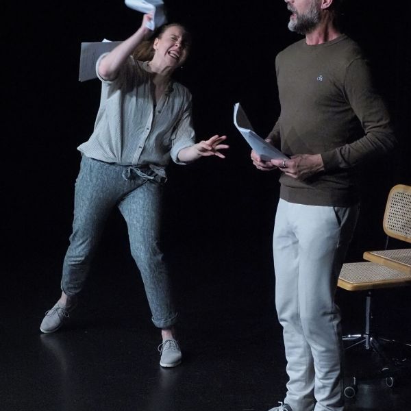 RÜCKBLICK – Hart auf Hart: Sie sagen Stopp
Harte Deutsche trifft partiell hartköpfigen Schweizer. So lässt sich das Konzept des Oltners Satirikers/Autors Rhaban Straumann und seiner Ehefrau/Bühnenpartnerin Elisabeth Hart aus Leipzig umreissen.
Zum vollständigen Rückblick: https://www.kabarett.ch/event/hart-auf-hart-sie-sagen-stopp/