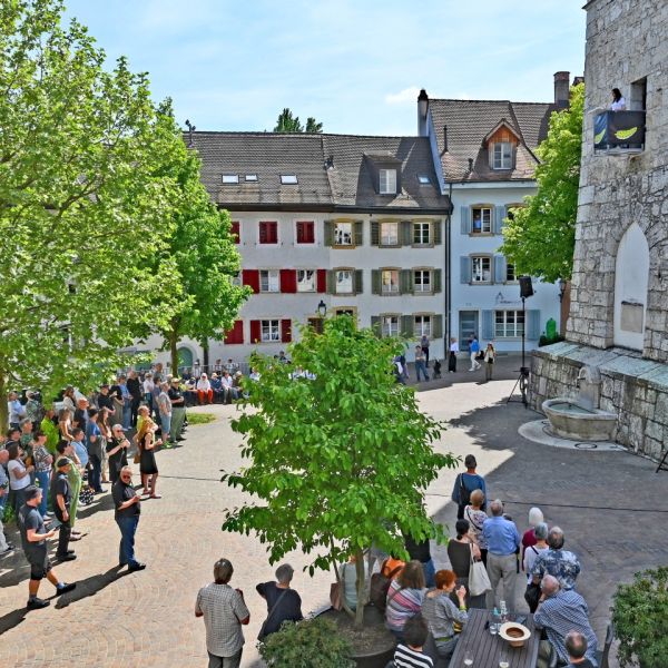 RÜCKBLICK – Lisa Catena: Turmrede
Vom Turm zu Olten herunter hielt Lisa Catena mit scharfem Blick auf die Weltlage ein Plädoyer für die Unterhaltung: Was nützt Kultur, wenn sie nur von einer kleinen Elite verstanden wird? Anders die Unterhaltung: Sie liefert einfache Geschichten und hilft den Menschen damit, die Welt zu verstehen. Zum Schluss hielt die Berner Satirikerin fest: «Ein gutes Festival mischt Unterhaltung und Programme, bei denen man das Hirn einschalten muss.» Es war ein Auftritt mit Weitsicht und Tiefgang.
«Unterhaltung ist das einzige, was die Leute zusammenhält. Deshalb: Fähnchen hoch für die Unterhaltung.»
Zum vollständigen Rückblick: https://www.kabarett.ch/event/lisa-catena-turmrede/