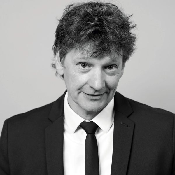 Christoph Simon: Auf Kurs
8. Mai, 20:00 Uhr, Kulturzentrum Schützi Olten
Tickets noch zu haben! https://www.kabarett.ch/event/christoph-simon-auf-kurs/
Sechs Menschen treffen sich zu einem Malkurs in den Bergen und lernen sich von ihren besten und weniger charmanten Seiten kennen. Der begnadete Geschichtenerzähler Christoph Simon überschreitet humorvoll den Stadt-Land-Graben und macht aus Fremden Freunde.
christophsimon.ch